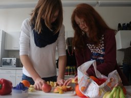 19 Gesunde Ernaehrung Obstschneiden